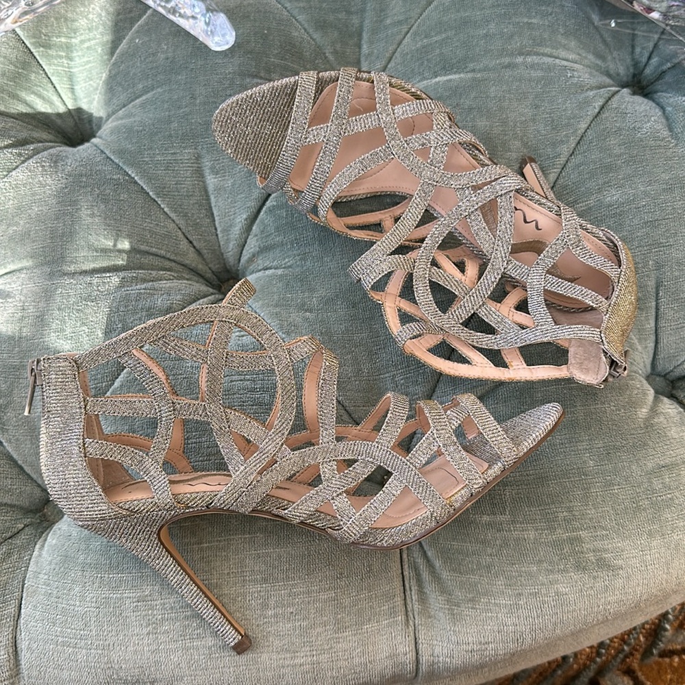NINA STRAPPY METALLIC PUMPS